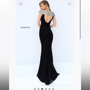 Sherri Hill size 6 black with silver floral cap sleeve 
Never worn